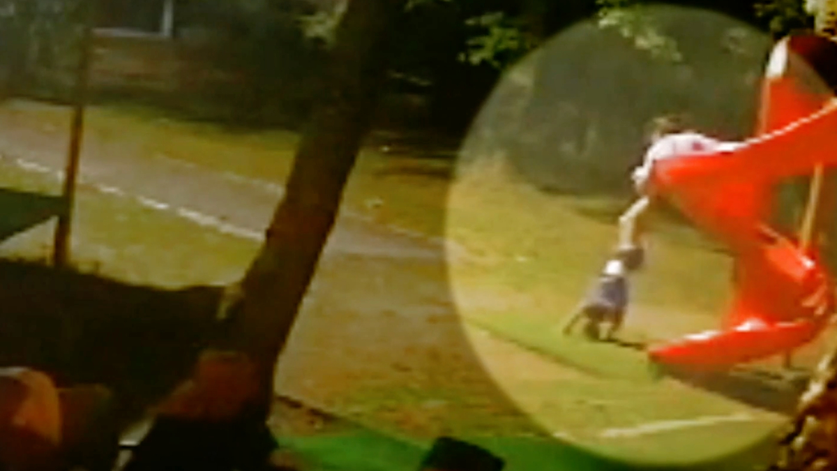 Sakarya'da kaydıraktan düşmek üzere olan çocuğu bir başka çocuk kurtardı