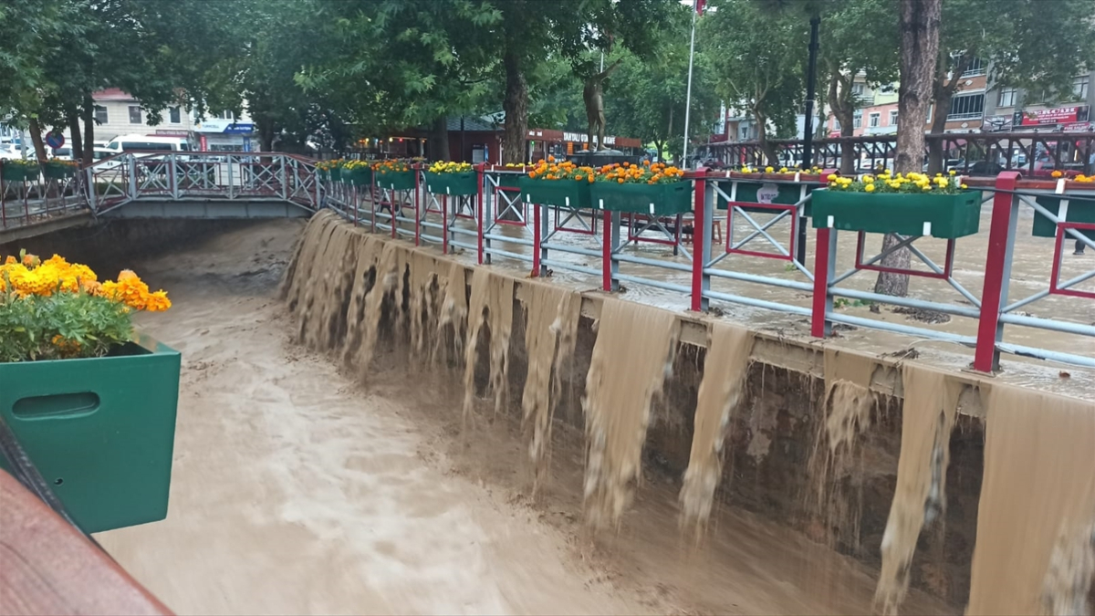 Kayseri sağanak yağışların etkisi altında! Ev ve iş yerleri su altında
