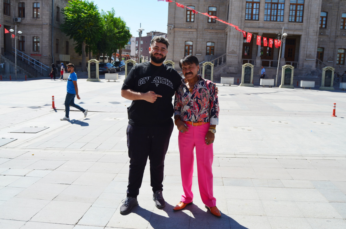 Aksaraylı gurbetçinin renkli hayatı: Modacı Kadir giyim tarzıyla dikkat çekiyor