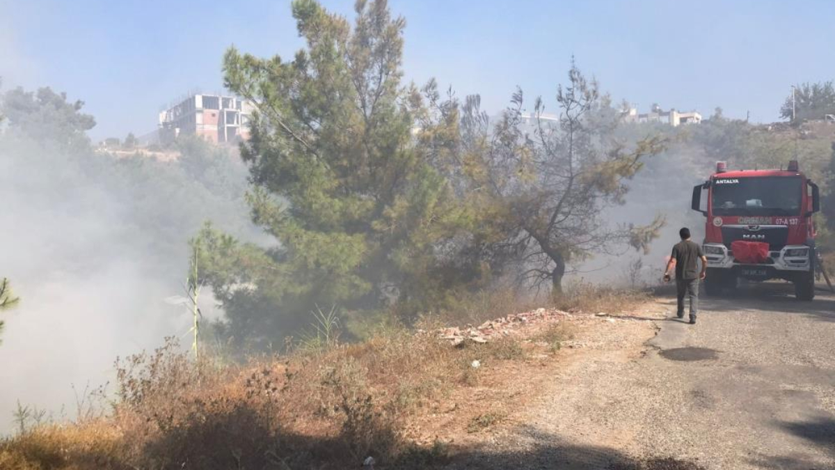 Antalya'da çöp dökülen alanda çıkan yangın büyümeden kontrol altına alındı