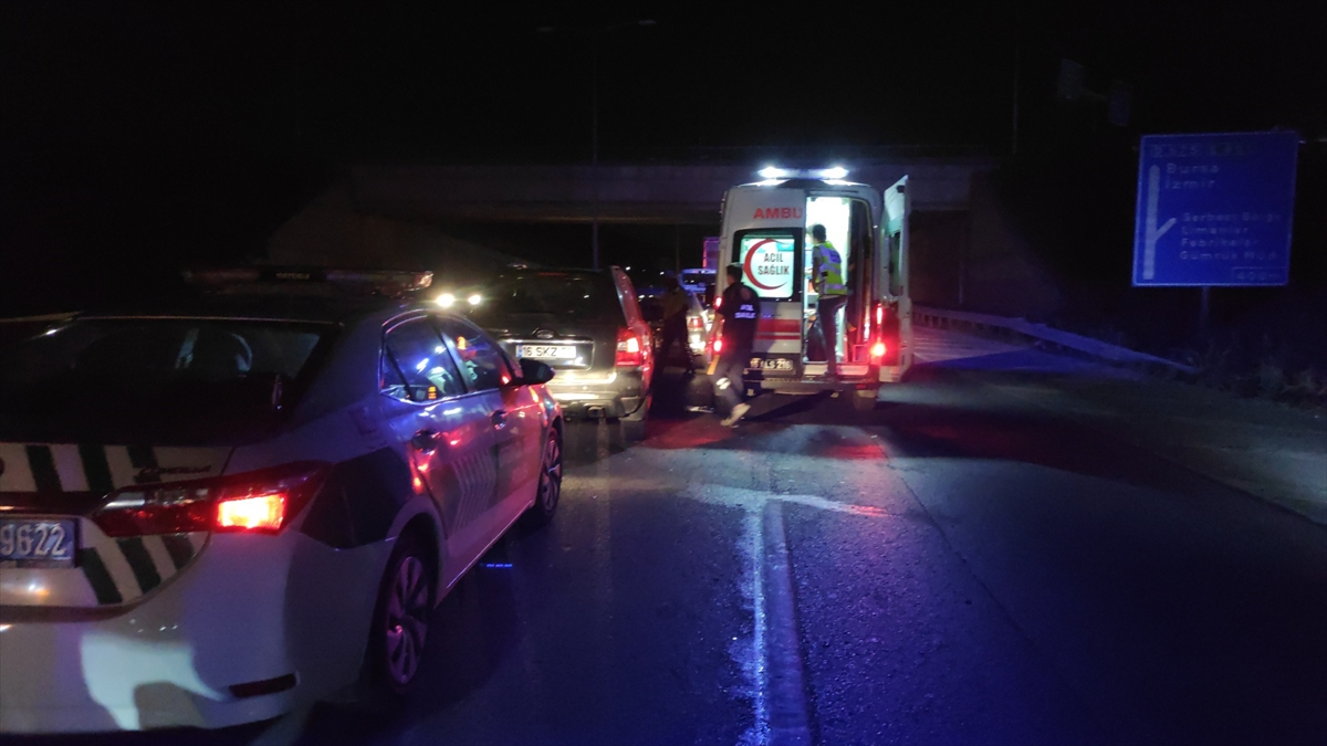 Bursa'da kaza yerine giden polise otomobil çarptı