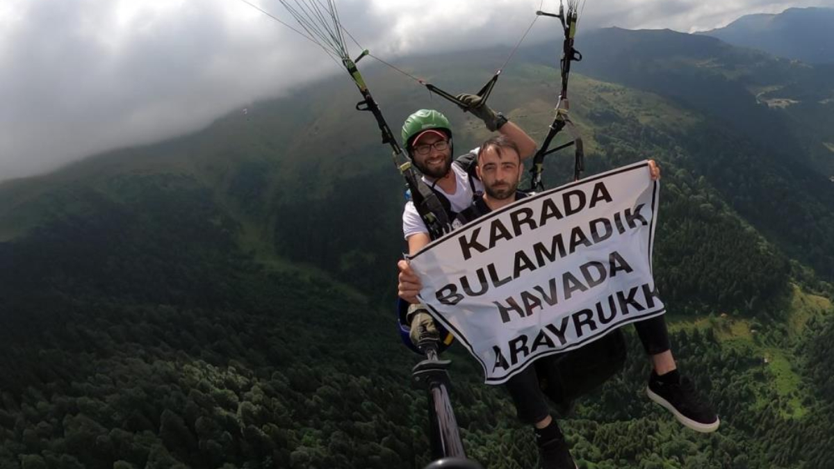 Trabzonlu genç adam eş adayını yamaç paraşütü yaparak aradı