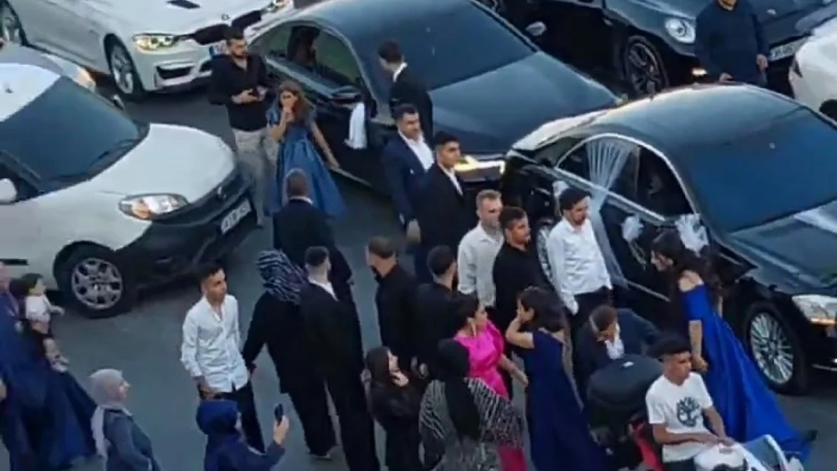 İstanbul'da magandalar yol kapatıp halay çekti