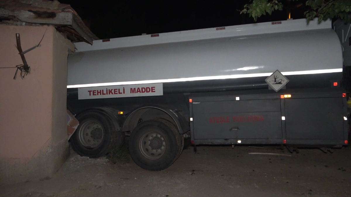 Kırıkkale'de park ettiği akaryakıt tankeri evini yıktı