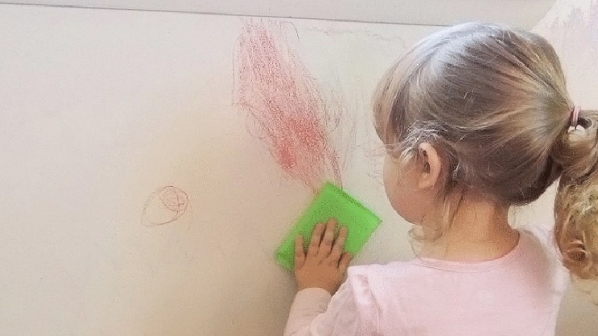 Duvardaki lekeleri kolayca çıkarın! Bu yöntemle boya kullanmanıza gerek kalmayacak