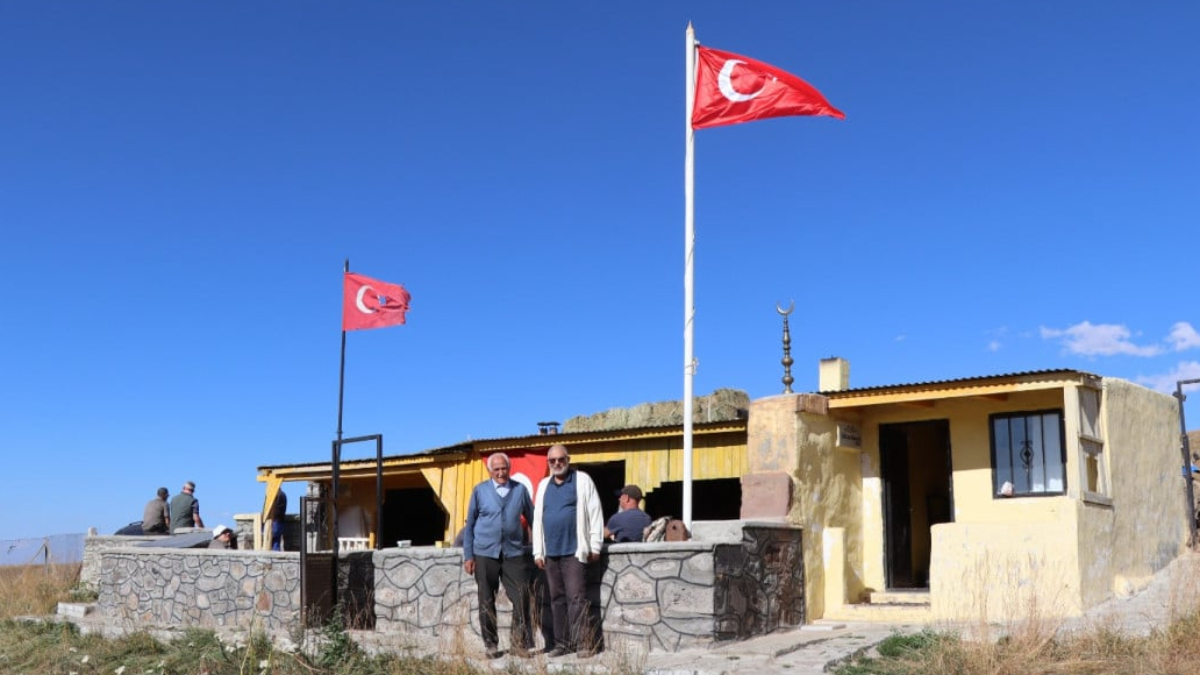 Erzurum'da dedesinin vasiyetini yerine getirdi: Allahuekber Dağı'nda barınak yaptı
