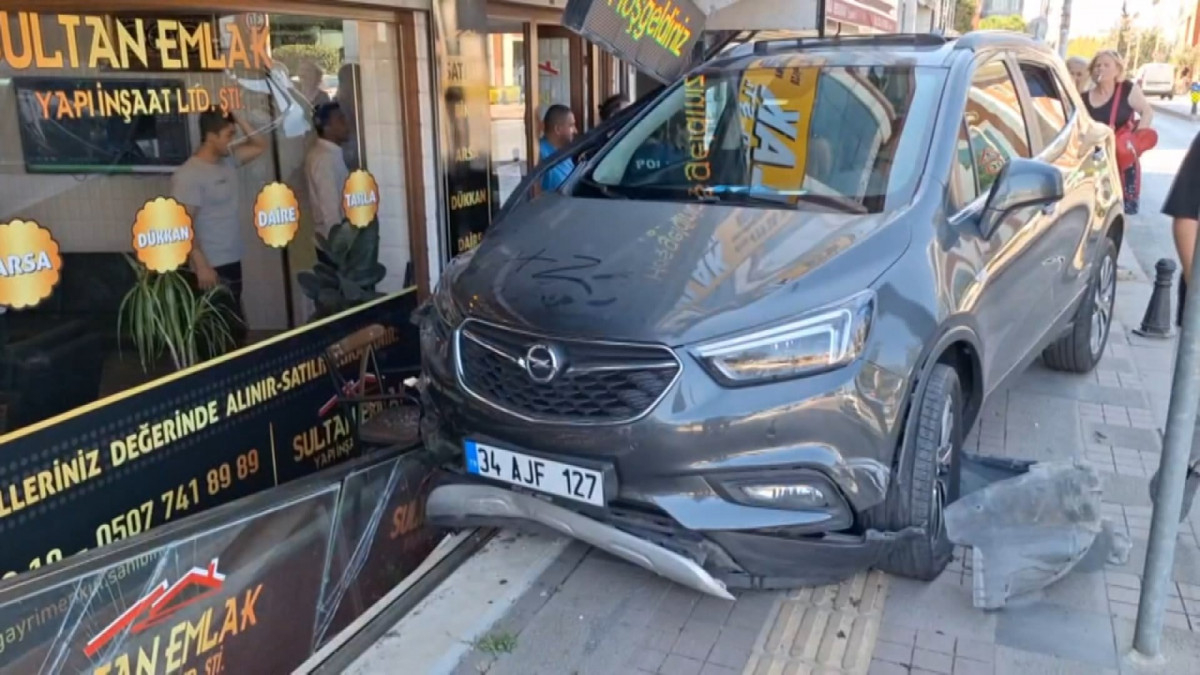 İstanbul'da kontrolden çıkan otomobil emlak dükkanına girdi