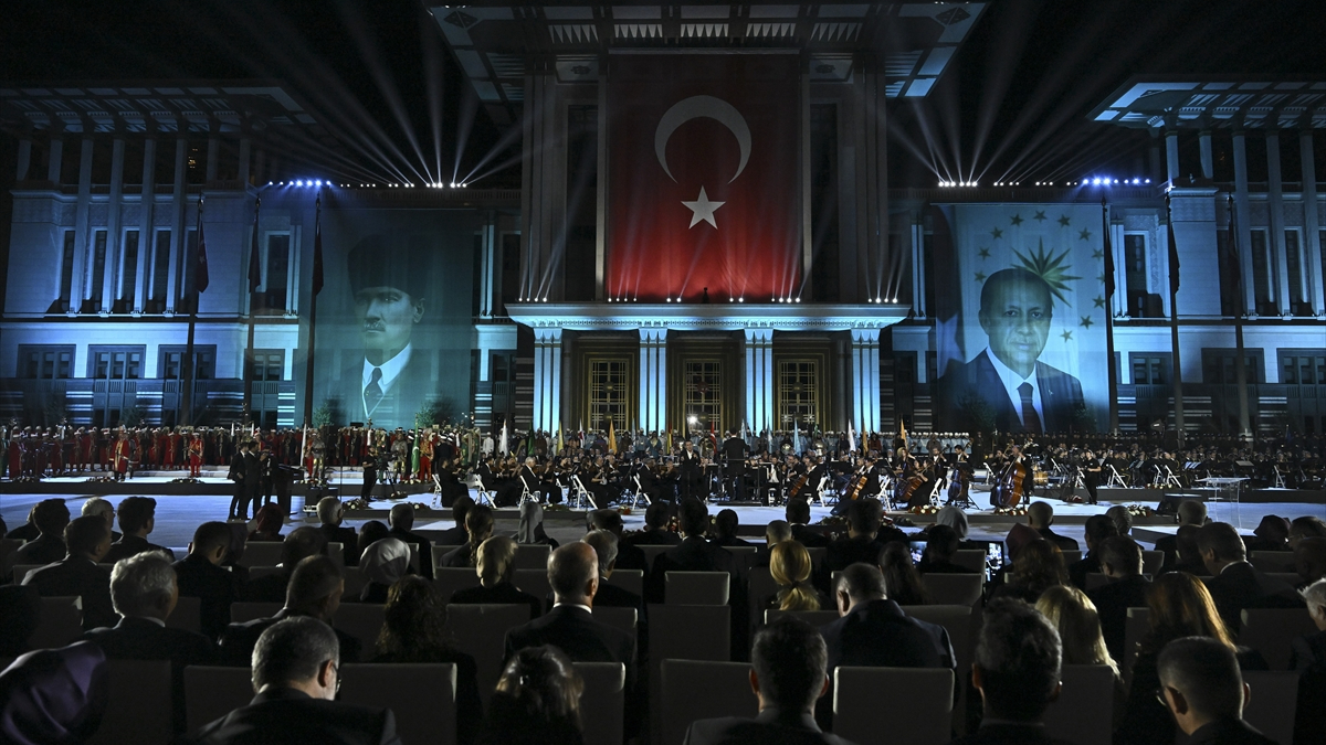 Cumhuriyet'in 100. yılına özel hazırlanan marş seslendirildi