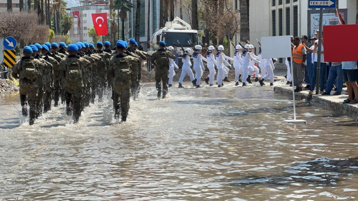 Mehmetçik, Hatay'da olumsuz hava koşullarına rağmen yürüdü
