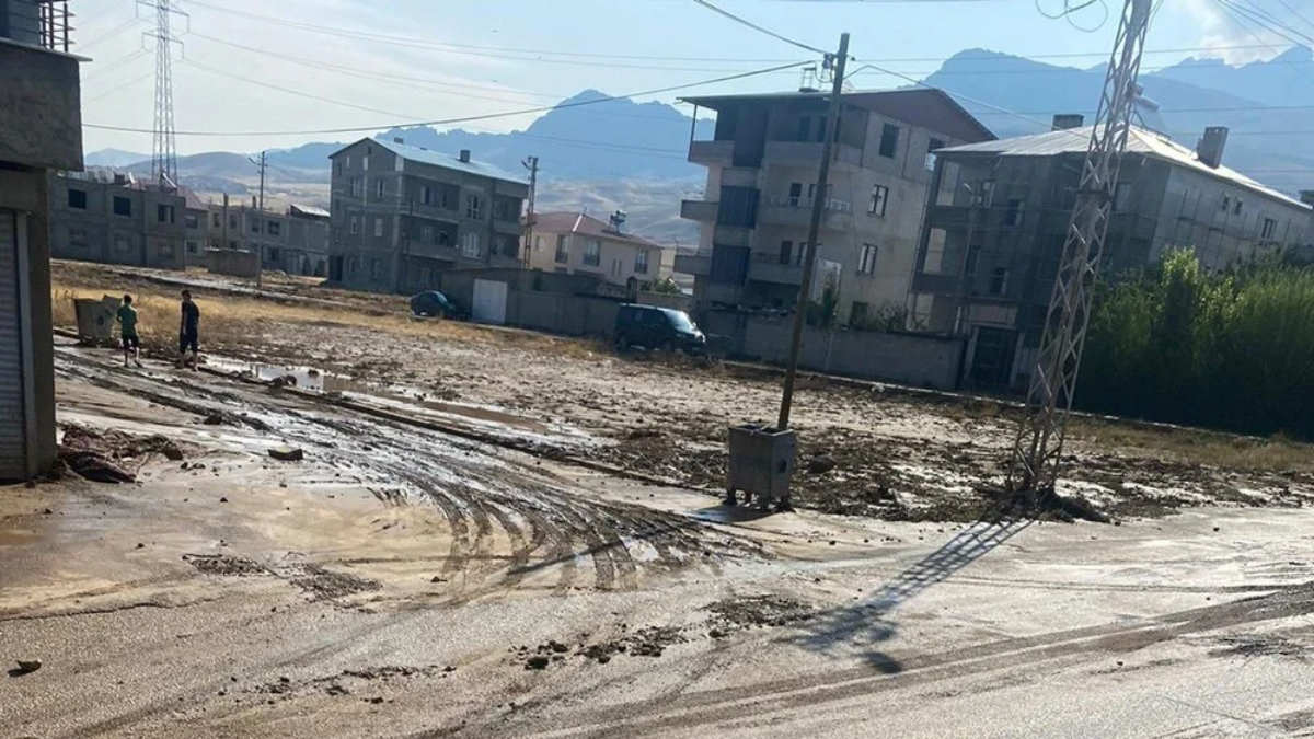 Van'da sağanak yağış! 13 evi su bastı