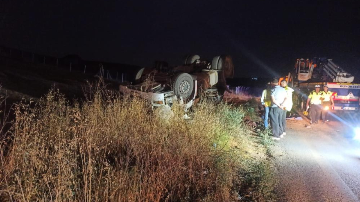 Ankara'da tarlaya uçan tırın sürücüsü can verdi