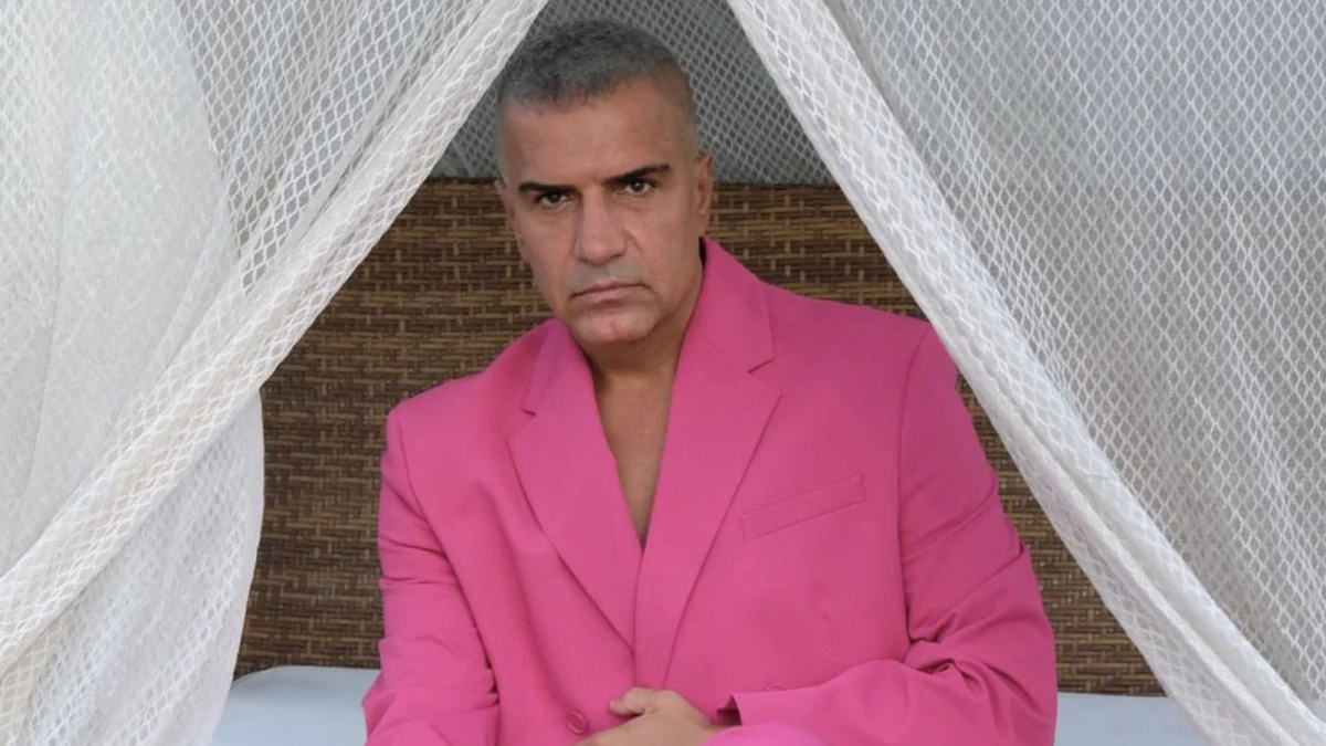 Berdan Mardini pembe takım elbiseli pozunu paylaştı