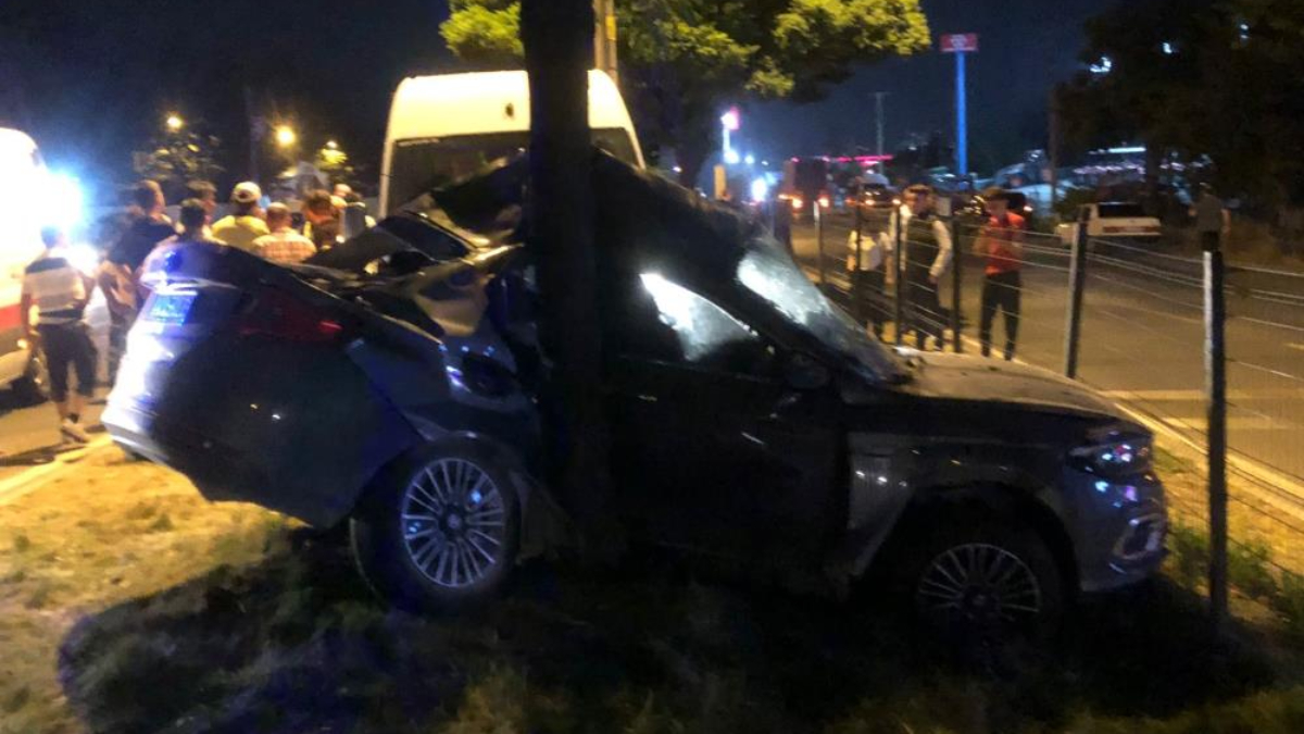 Bolu'da kağıt gibi ezilen araçtan sağ çıktılar: 5 yaralı