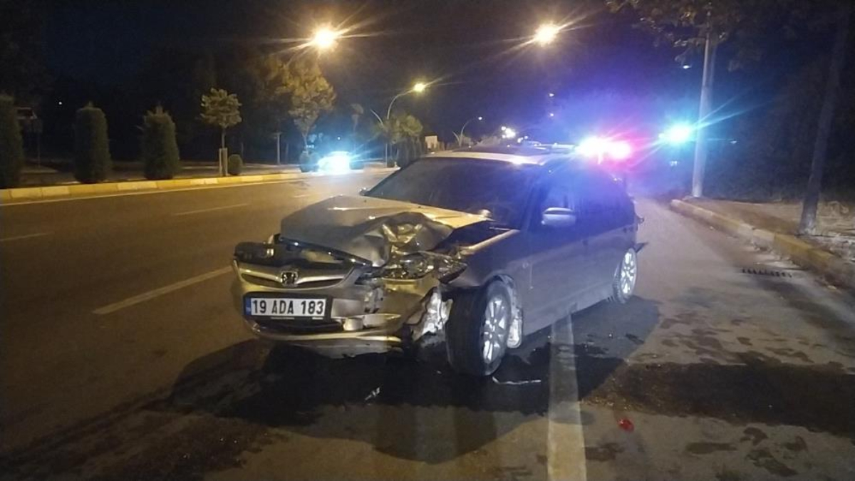 Çorum'da otomobil ile hafif ticari araç çarpıştı: 1 yaralı