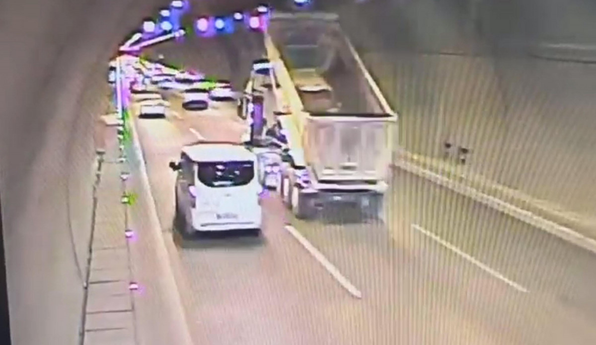 İzmir'de damperi açık kalan kamyon tünelde levhalara çarptı