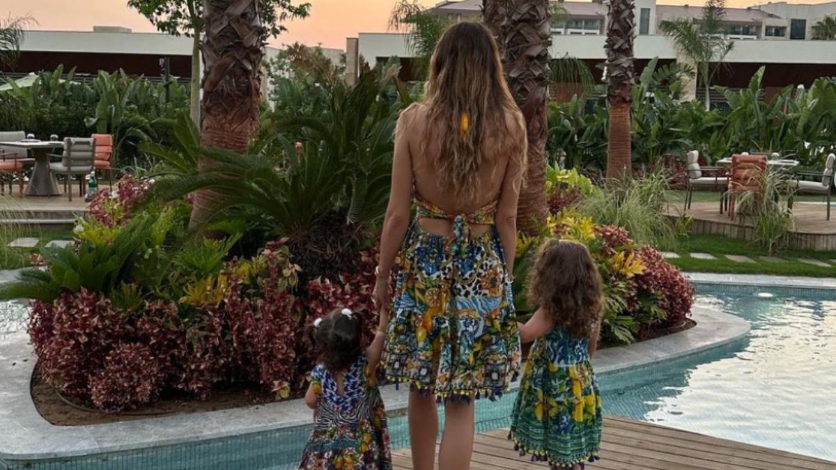 Sinem Kobal kızlarıyla poz verdi