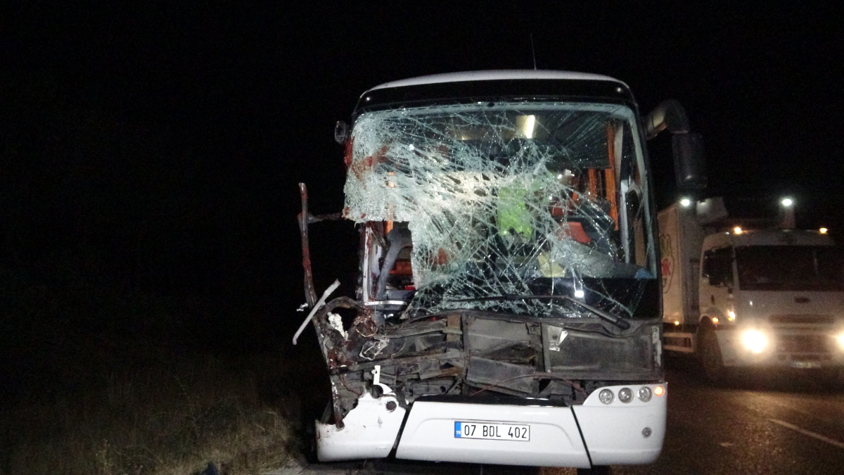 Uşak'ta yolcu otobüsü tıra arkadan çarptı: 1’i ağır 15 yaralı