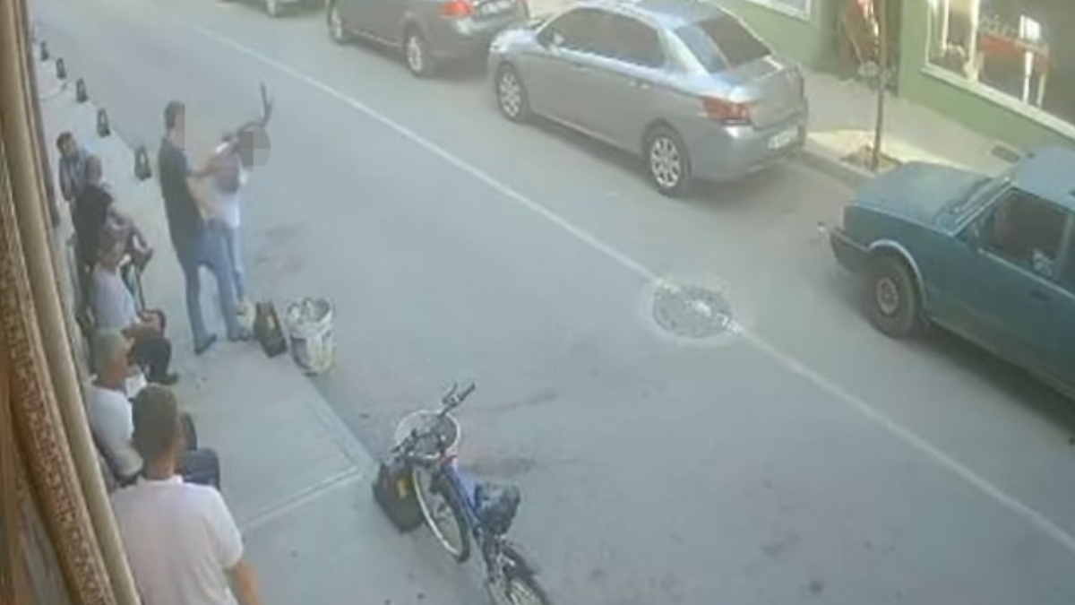 Sakarya'da 11 yaşındaki kızını darbeden babaya çevredekiler tepki gösterdi