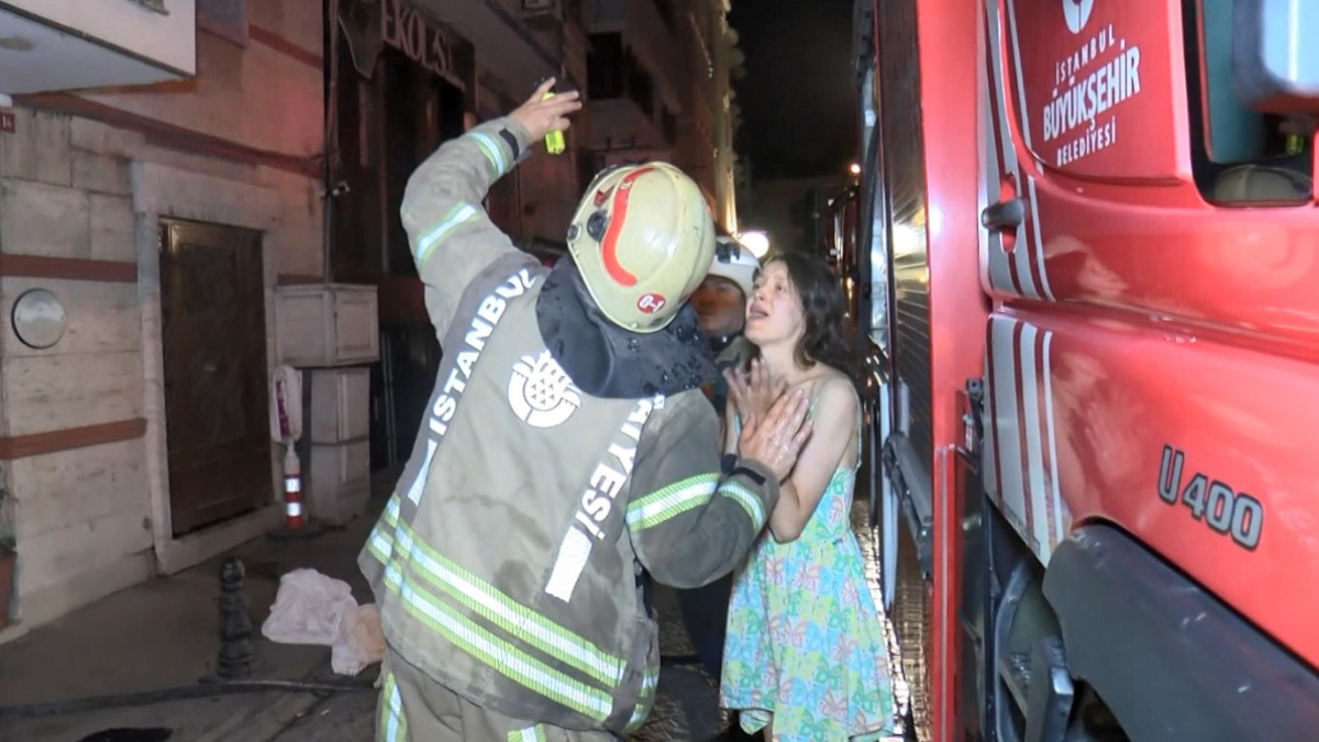 İstanbul'da 5 katlı otelde yangın paniği: 40 turist tahliye edildi