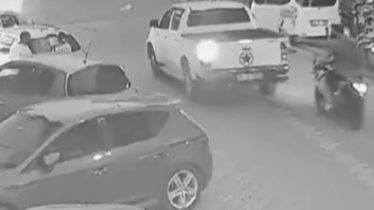 İstanbul'da motosikletli iki kişi sokak ortasında ateş açtı