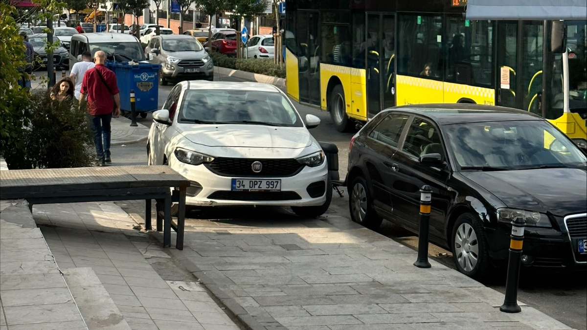 İstanbul'da aracını kaldırıma park eden sorumsuz sürücü