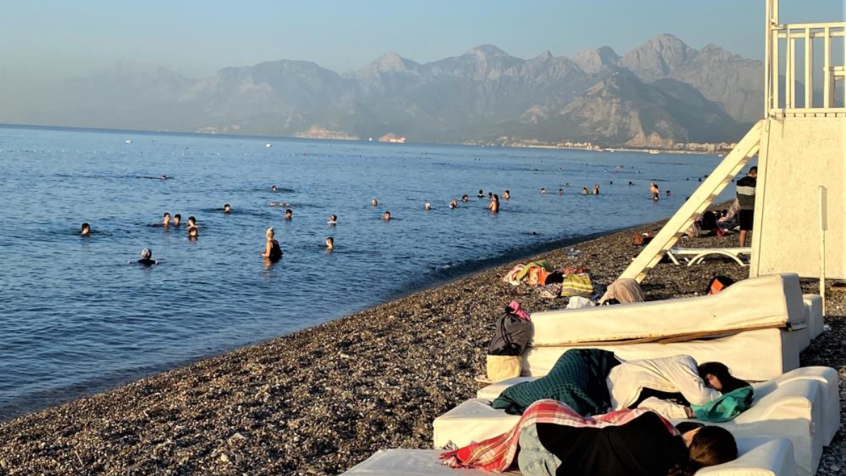 Antalya'da sahilleri açık hava otellerini aratmadı