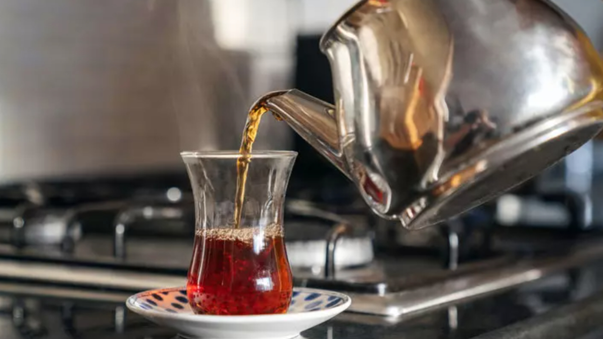 Çayı yıllardır yanlış demlemişiz! Bu yöntemi deneyerek çayın lezzetini artırabilirsiniz..