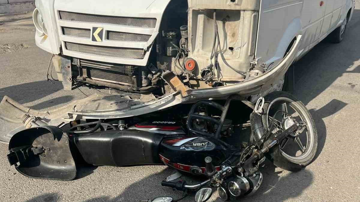 Batman'da minibüs ve motosiklet birbirine girdi