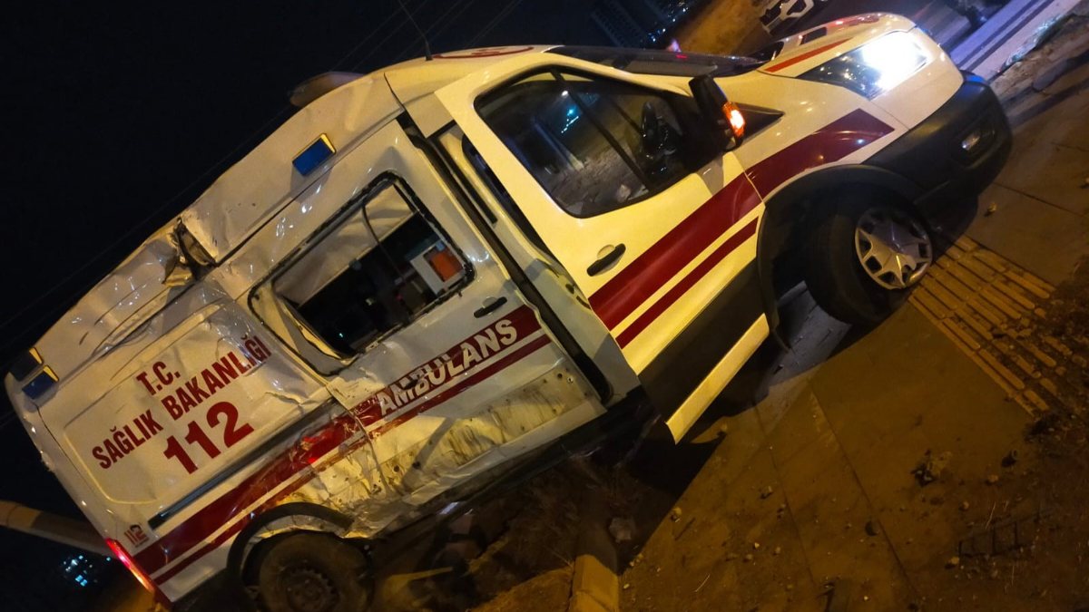 Diyarbakır’da ambulans ile belediye otobüsü çarpıştı: 3 yaralı