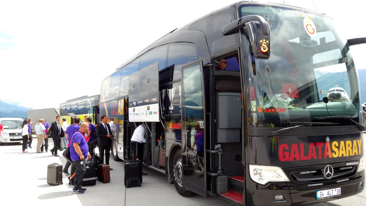 Gaziantep'te Galatasaray'ın takım otobüsü taşlandı