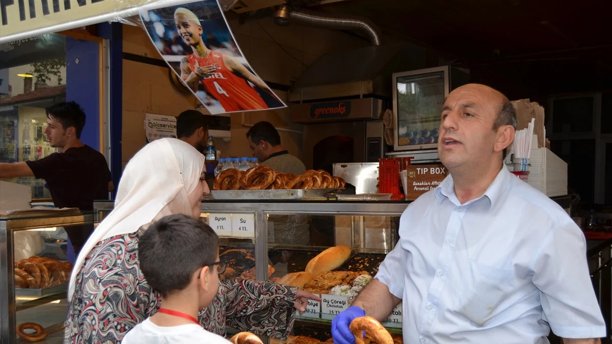 Kütahya'daki fırında 'Melissa Vargas'a nazar değmesin' diye simit dağıtıldı