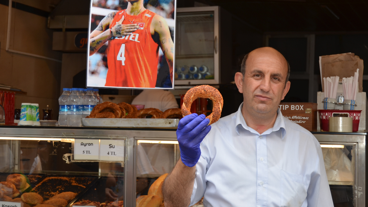 Kütahya'da Melissa Vargas'a nazar değmesin diye simit dağıtıldı