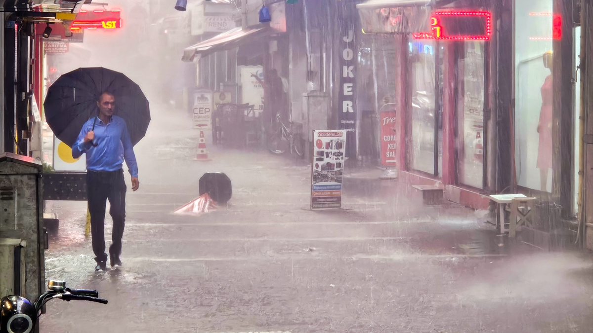 Uşak'ta sağanak sonrası yollar göle döndü