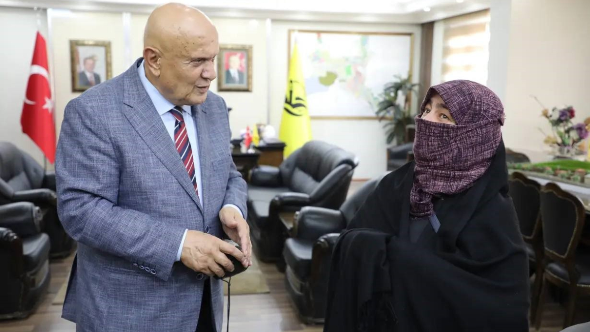 Bayburt'ta vatandaş, bulduğu altın dolu çantayı sahibine teslim etti