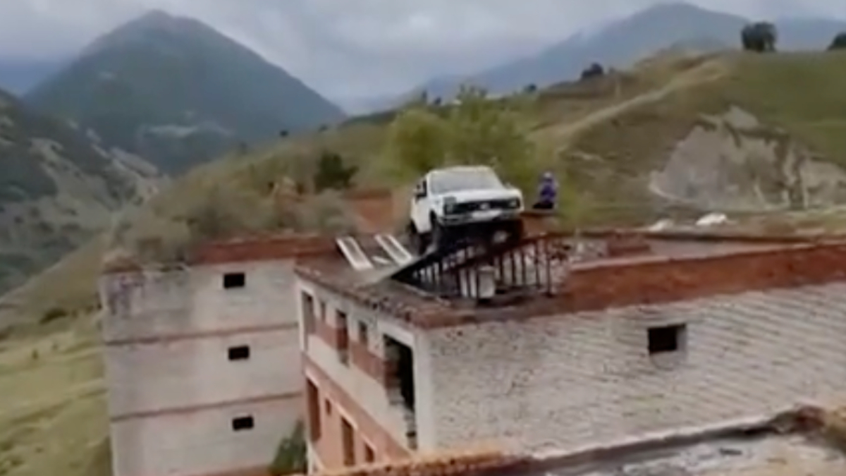 Rusya'da bir binadan diğerine geçmeye çalıştı! Canını kıl payı kurtardı