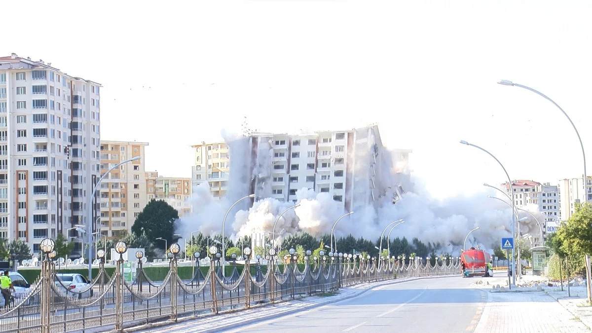 Malatya'da 13 katlı bina patlatılarak yıkıldı! Vatandaş gözyaşı içerisinde izledi