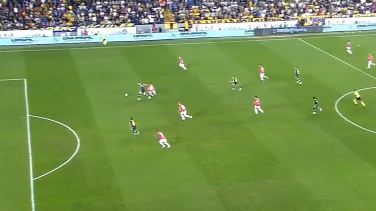 Fenerbahçe'nin Ankaragücü'nün stoperi Mert Çetin için kırmızı kart beklediği pozisyon