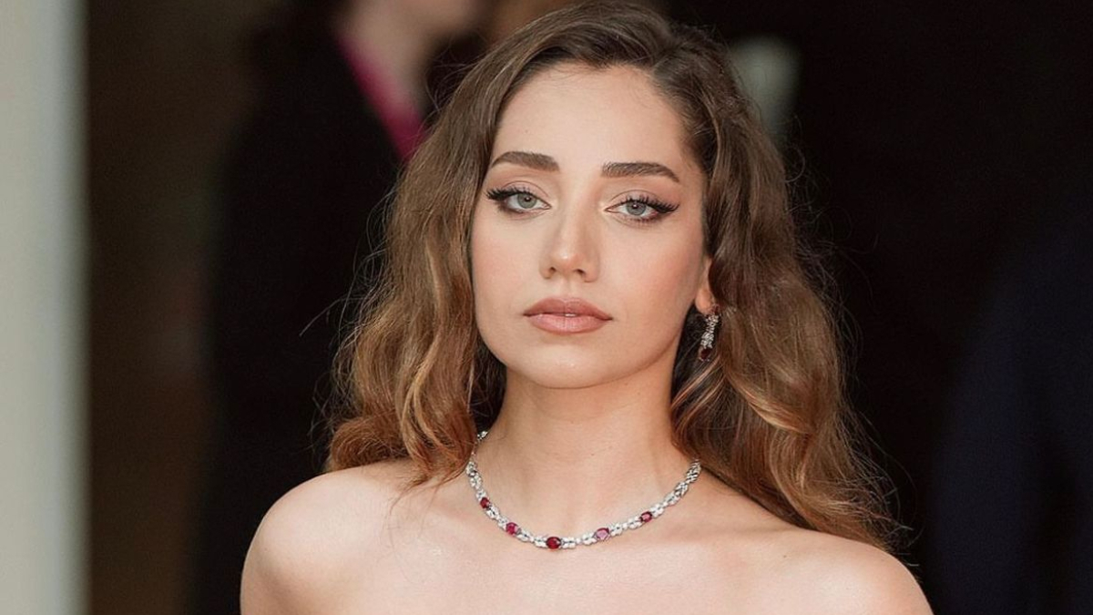 Kısmet dizisinin Melike’si Özge Özacar transparan kıyafetiyle nabız yükseltti! “Dişil enerji yükleniyor”