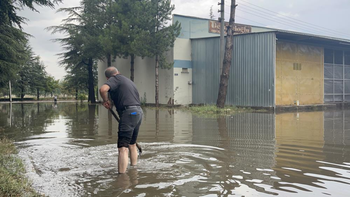 Eskişehir'de sağanak yağış! 30 dakikada yollar göle döndü