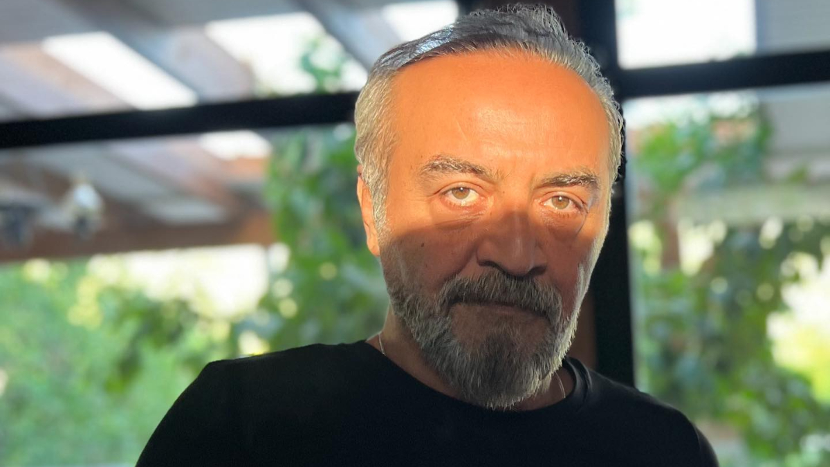 Yılmaz Erdoğan sokak sanatçısına sazlı sözlü eşlik etti