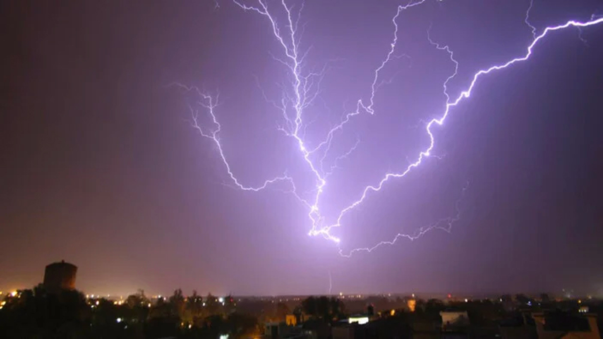 2 saatte 61 bin yıldırımın düştüğü Hindistan'da 12 kişi can verdi