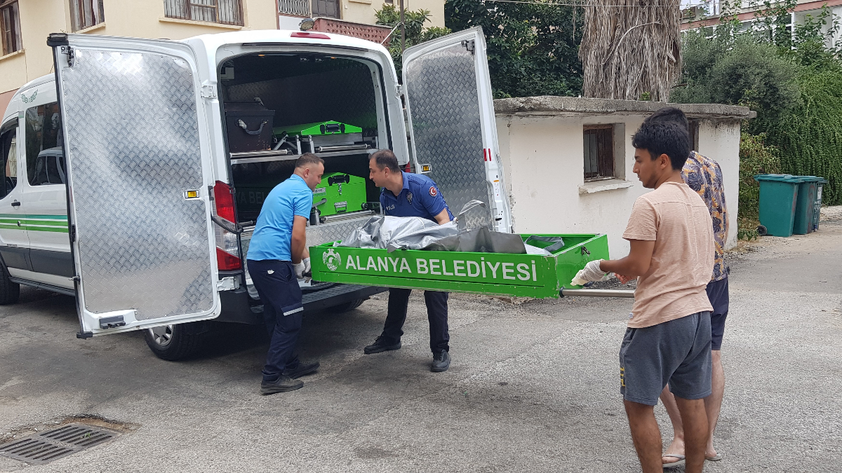 Antalya'da binanın bahçesinde ceset bulundu
