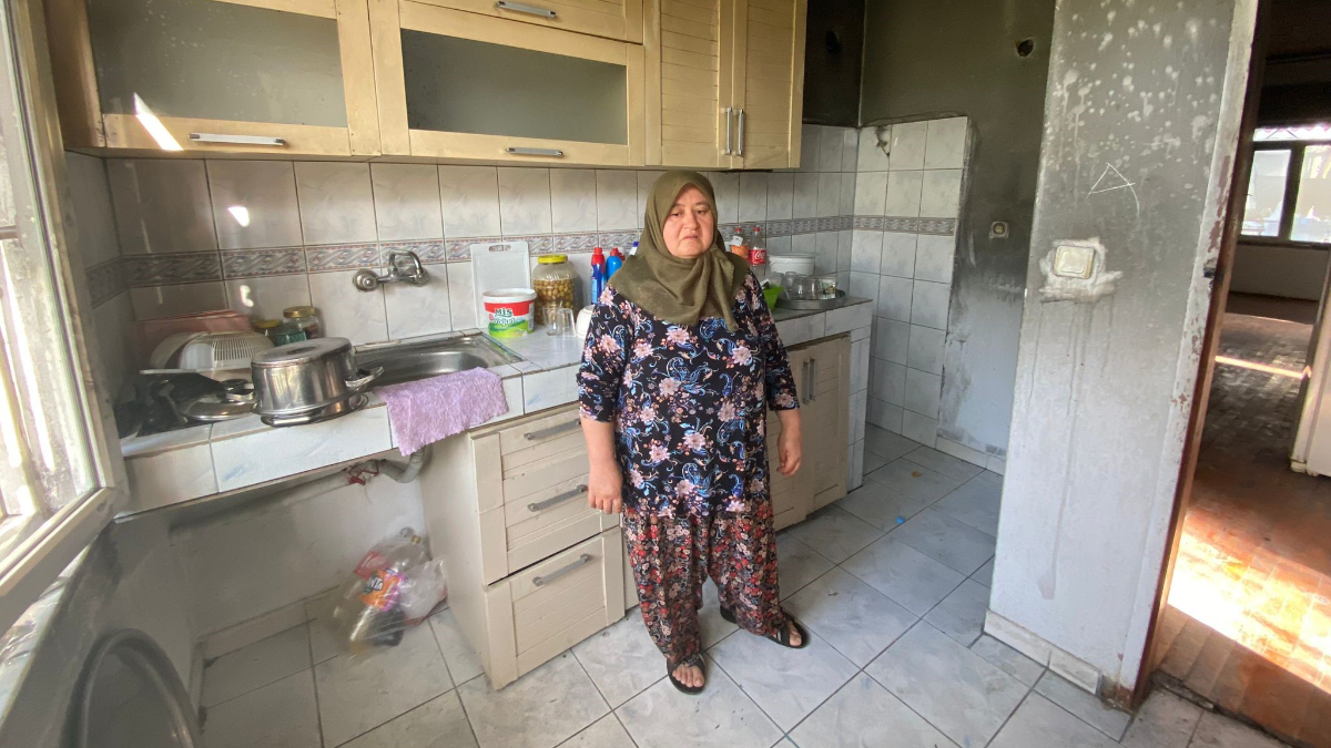 Antalya'da evleri yanan aile, balkonlarında yaşıyor