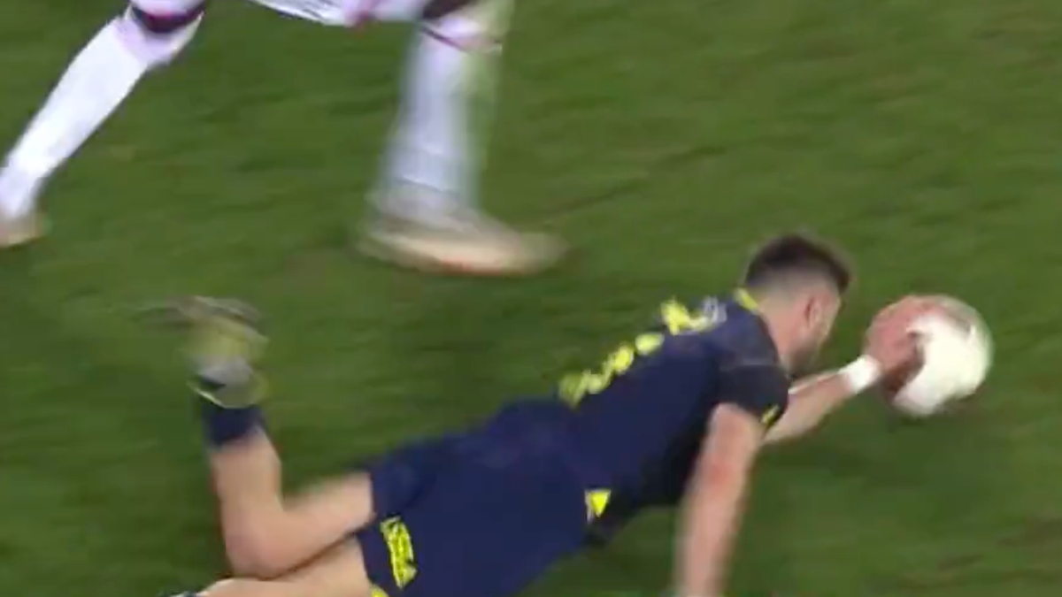 İsmail Yüksek'in kırmızı kart gördüğü pozisyon Fenerbahçelileri kızdırdı