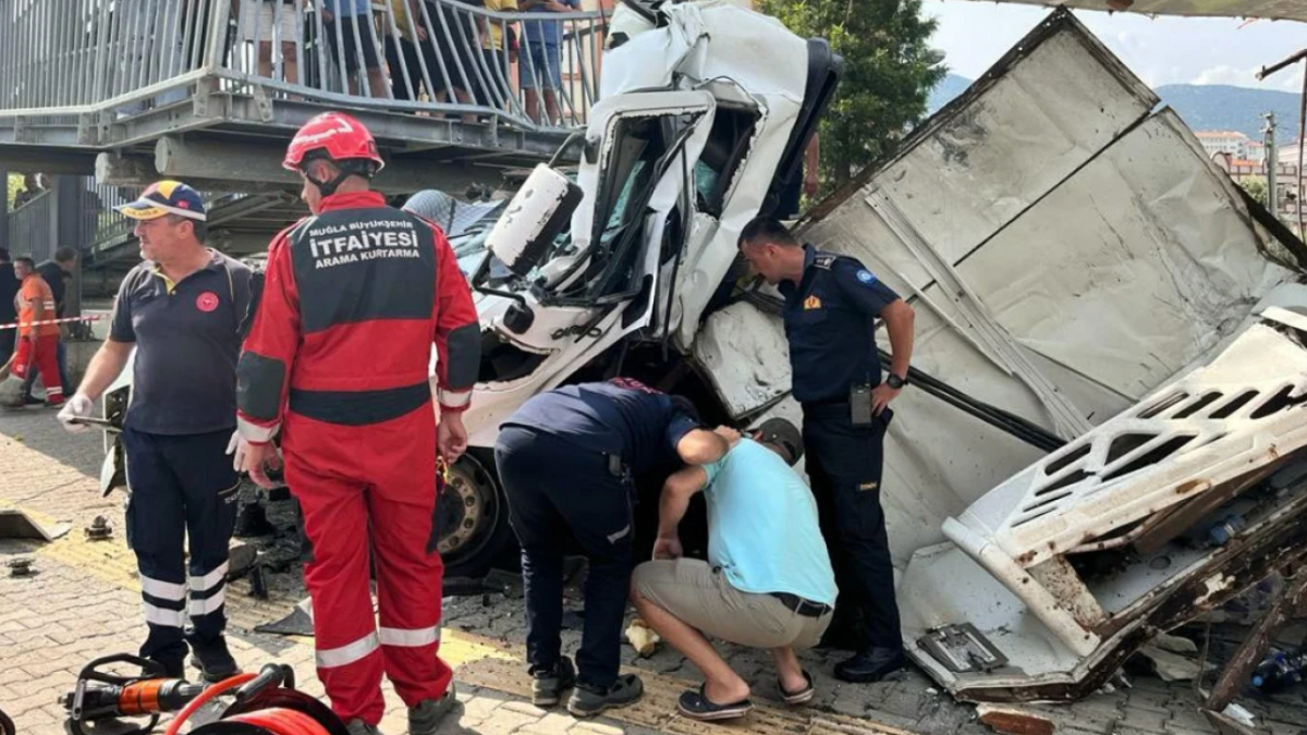 Muğla'da üst geçide çarpan tırın sürücüsü hayatını kaybetti