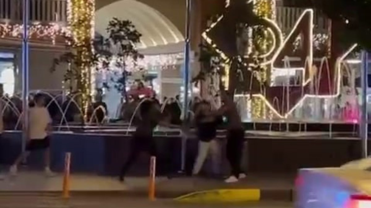 Sakarya'da gençlerin kavgasında sandalyeler havada uçuştu