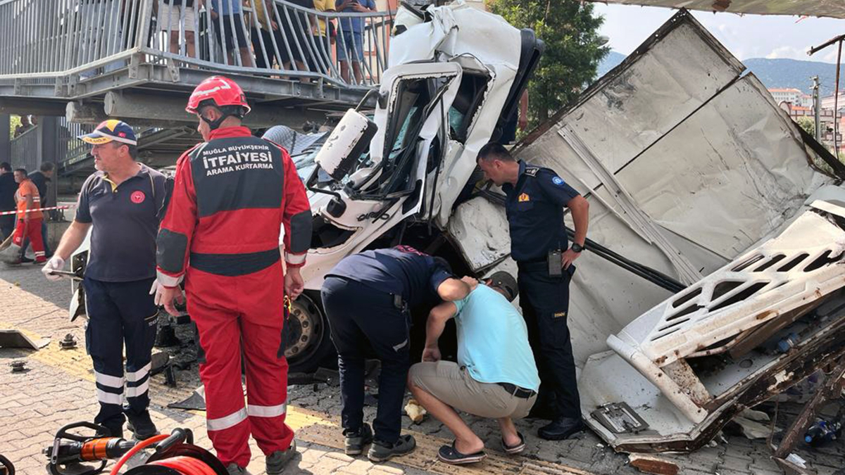 Muğla'da kazada araca sıkışarak hayatını kaybetti