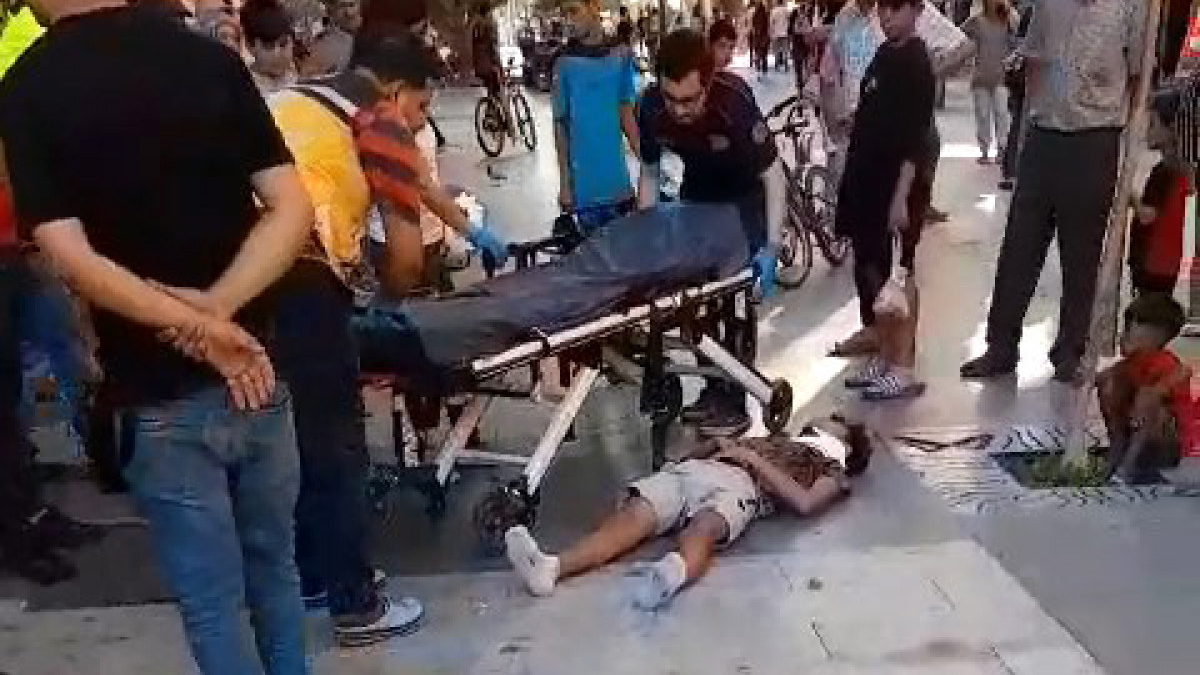 Mersin'deki trafiğe kapalı alanda kural ihlali: Motosikletli kurye genç yayaya çarptı