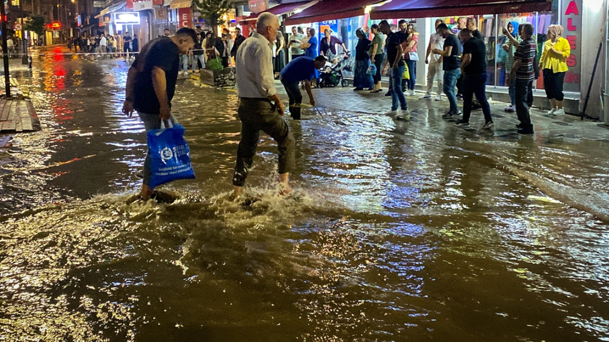 Sonbahar yağmurları başladı! Uşak'ta cadde ve sokaklar göle döndü