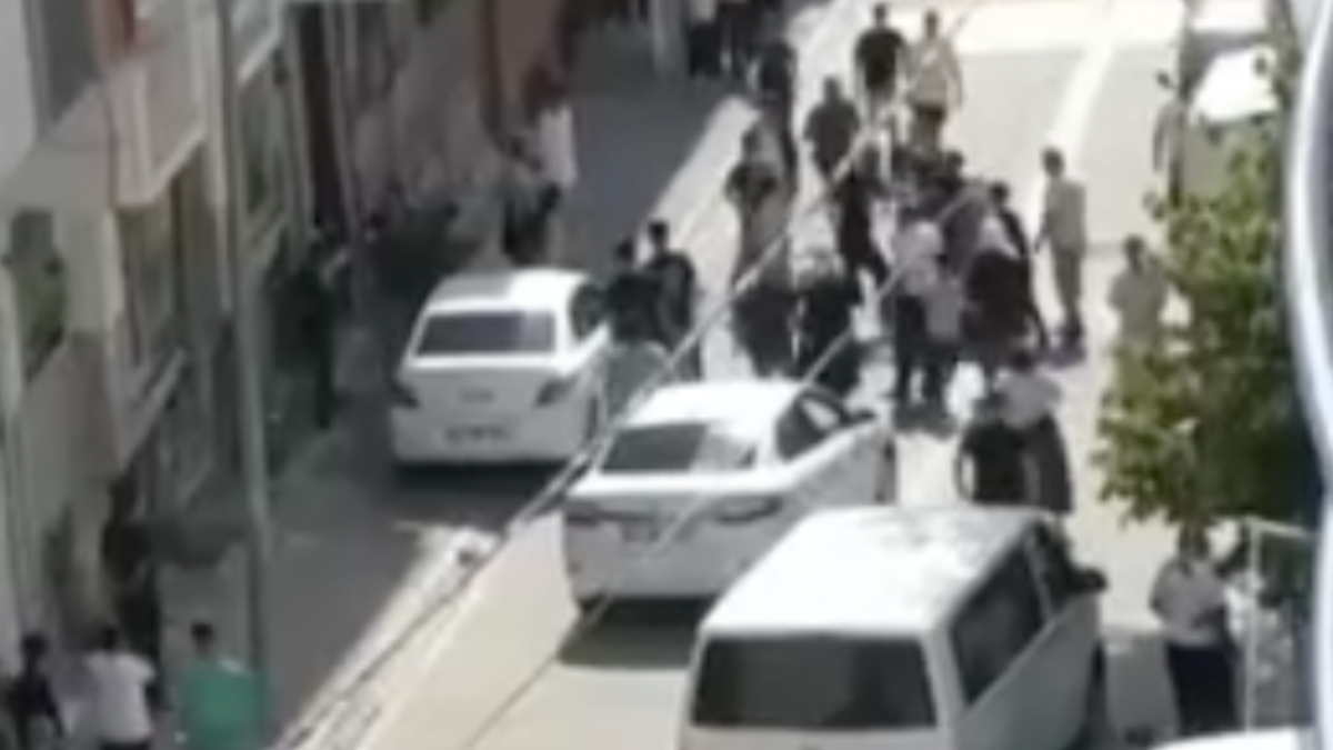 Esenyurt'ta evli adamın akrabasına attığı mesaj mahalleyi ayağa kaldırdı